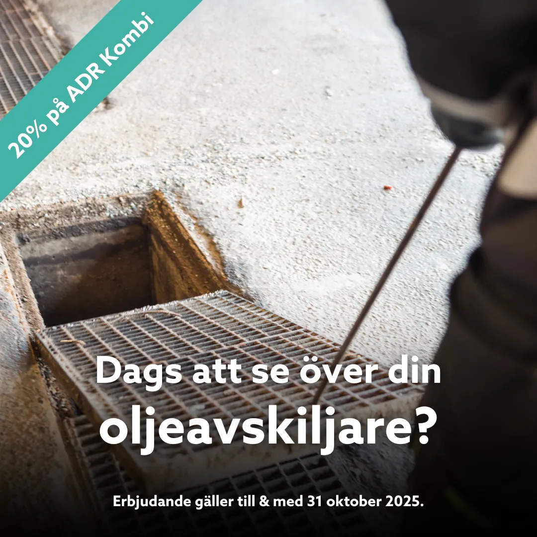 En person står vid ett öppet oljeavskiljargaller i ett betonggolv. En turkos banner visar 20% rabatt på ADR Kombi! Svensk text frågar om det är dags att kolla din oljeavskiljare och lyfter fram erbjudandet till och med 31 oktober 2025.
