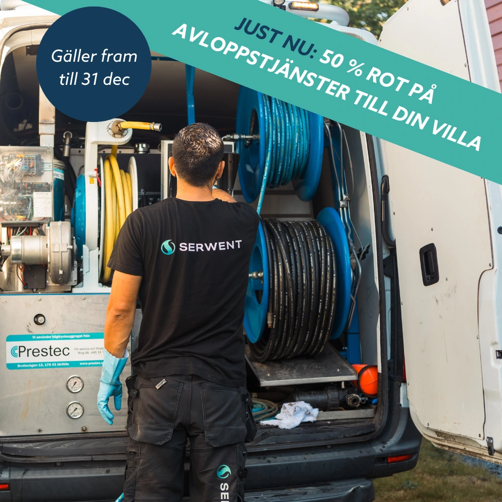 En arbetare i en SERWENT t-shirt står längst bak i en servicebil fylld med slangar och utrustning. Svensk text på bilden annonserar 50% rabatt på stamspolning villa, giltigt till 31 december.