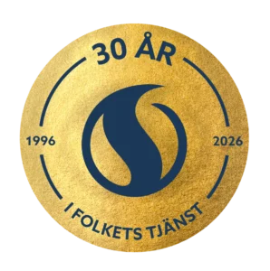 Ett guldfärgat cirkelformat emblem med en blå logotyp i mitten. Runt om finns texten 30 ÅR, 1996, 2026 och I folkets tjänst, som markerar 30 års tjänstgöring.