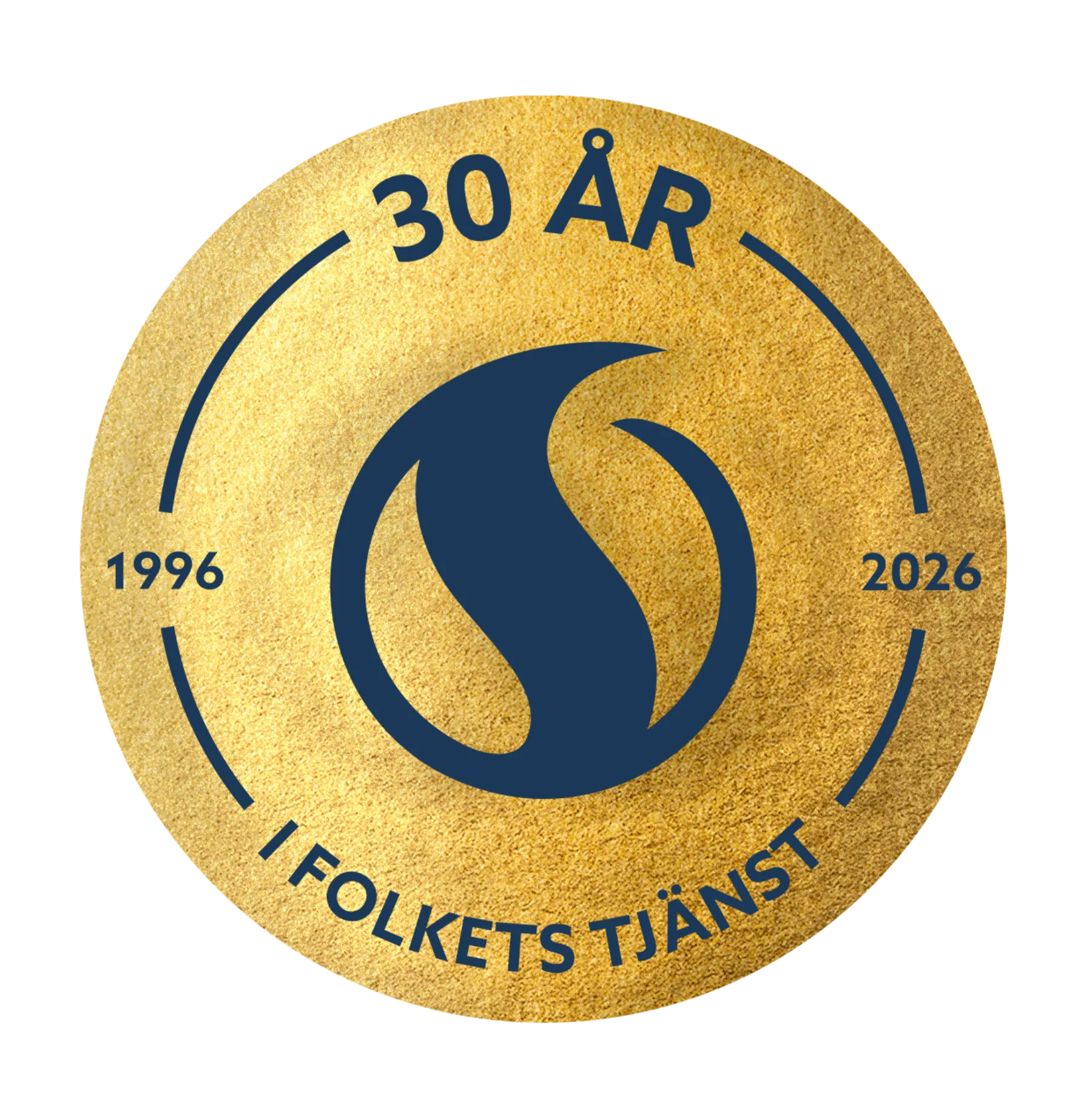 Ett guldfärgat cirkelformat emblem med en blå logotyp i mitten. Runt om finns texten 30 ÅR, 1996, 2026 och I folkets tjänst, som markerar 30 års tjänstgöring.