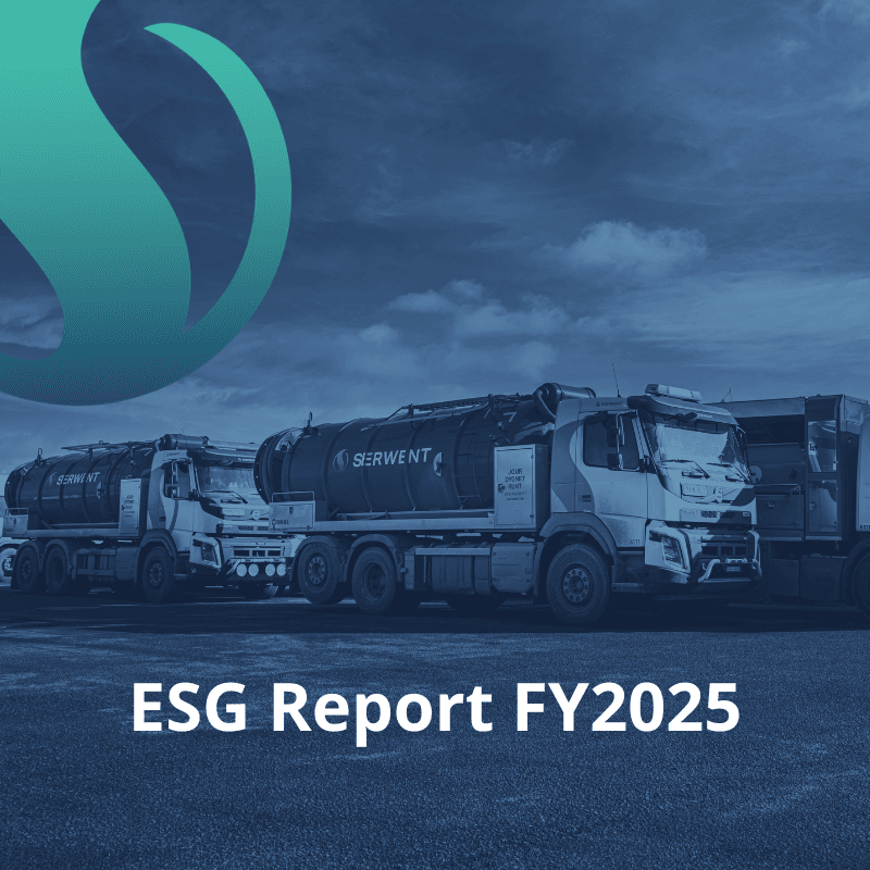En flotta av stora lastbilar parkerade på asfalten under en molnig himmel, med en stor stiliserad ”S”-logotyp och texten ”ESG-rapport för räkenskapsåret 2025 – Hållbarhet” tydligt framhävd på framsidan.