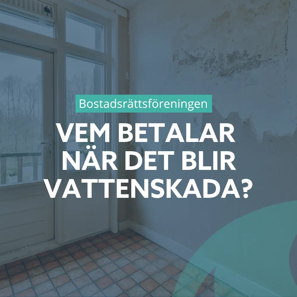 Ett rum med flagnande väggar och vattenskador nära en glasdörr, med en svensk text ovanpå där det står: ”Vem betalar när det uppstår vattenskador?”.