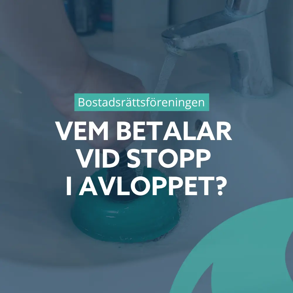 En hand använder en grön sugpropp i ett handfat under rinnande vatten. I den svenska texten ställs frågan: Vem betalar när avloppet är igensatt?.